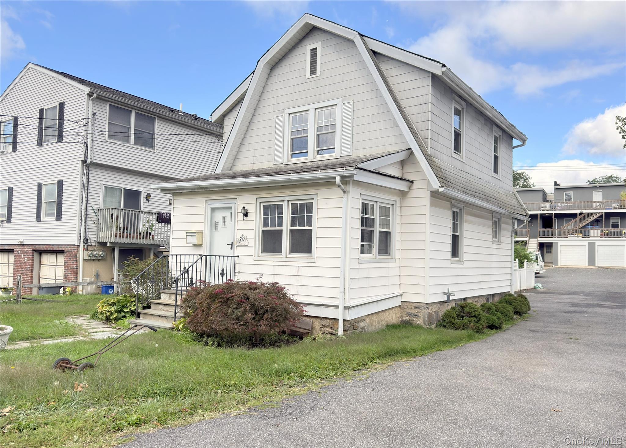 711 Hall Street – For Sale