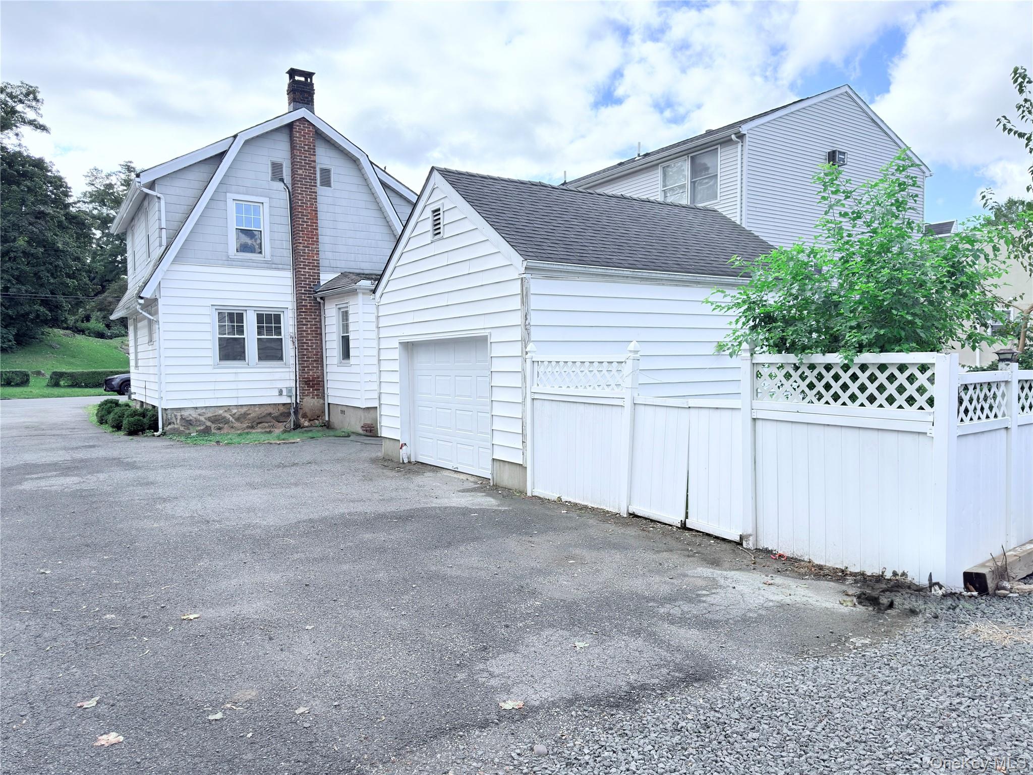 711 Hall Street – For Sale photo 2