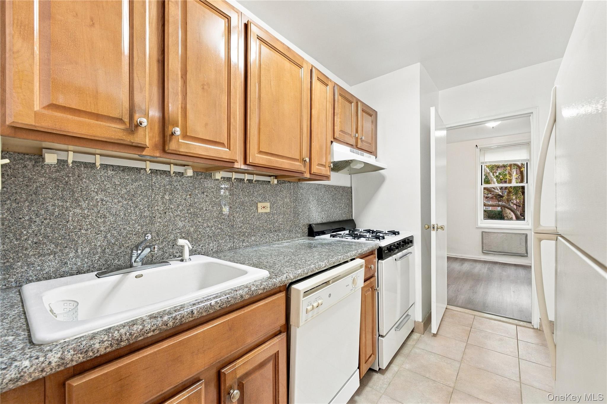 142-05 Roosevelt Avenue, Unit 206 photo 13