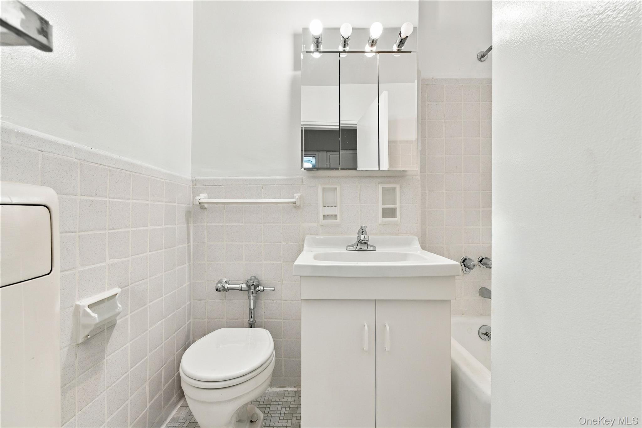 142-05 Roosevelt Avenue, Unit 206 photo 24