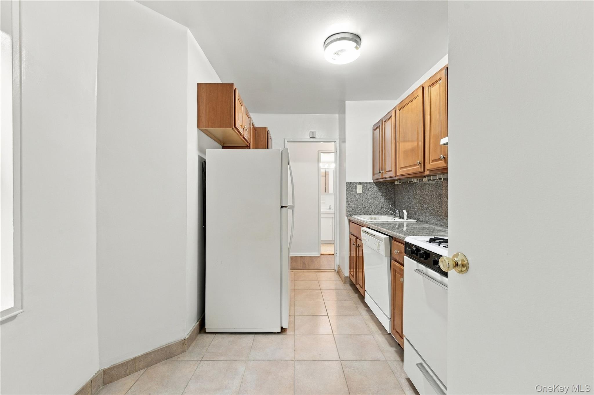 142-05 Roosevelt Avenue, Unit 206 photo 14