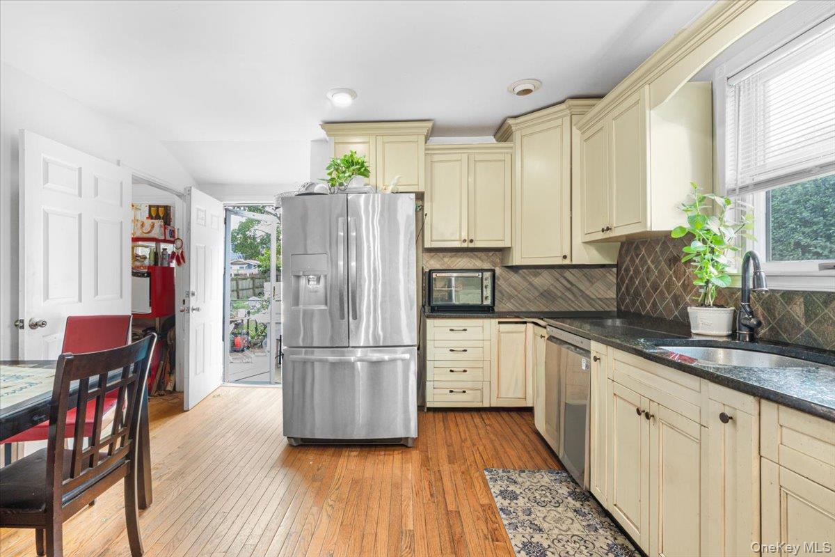 25 3rd Avenue – For Sale photo 2