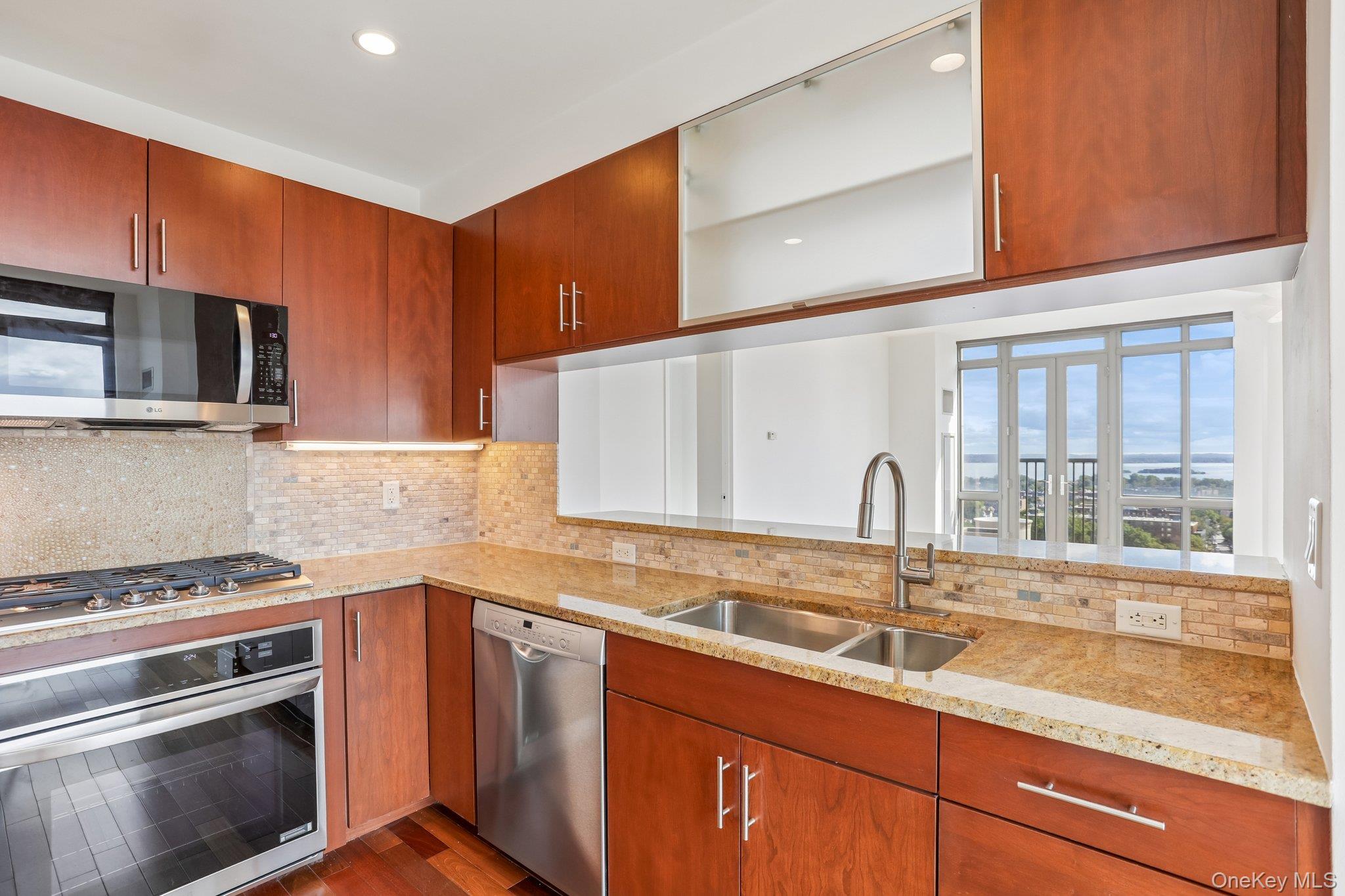 175 Huguenot Street, Unit 2006 photo 18