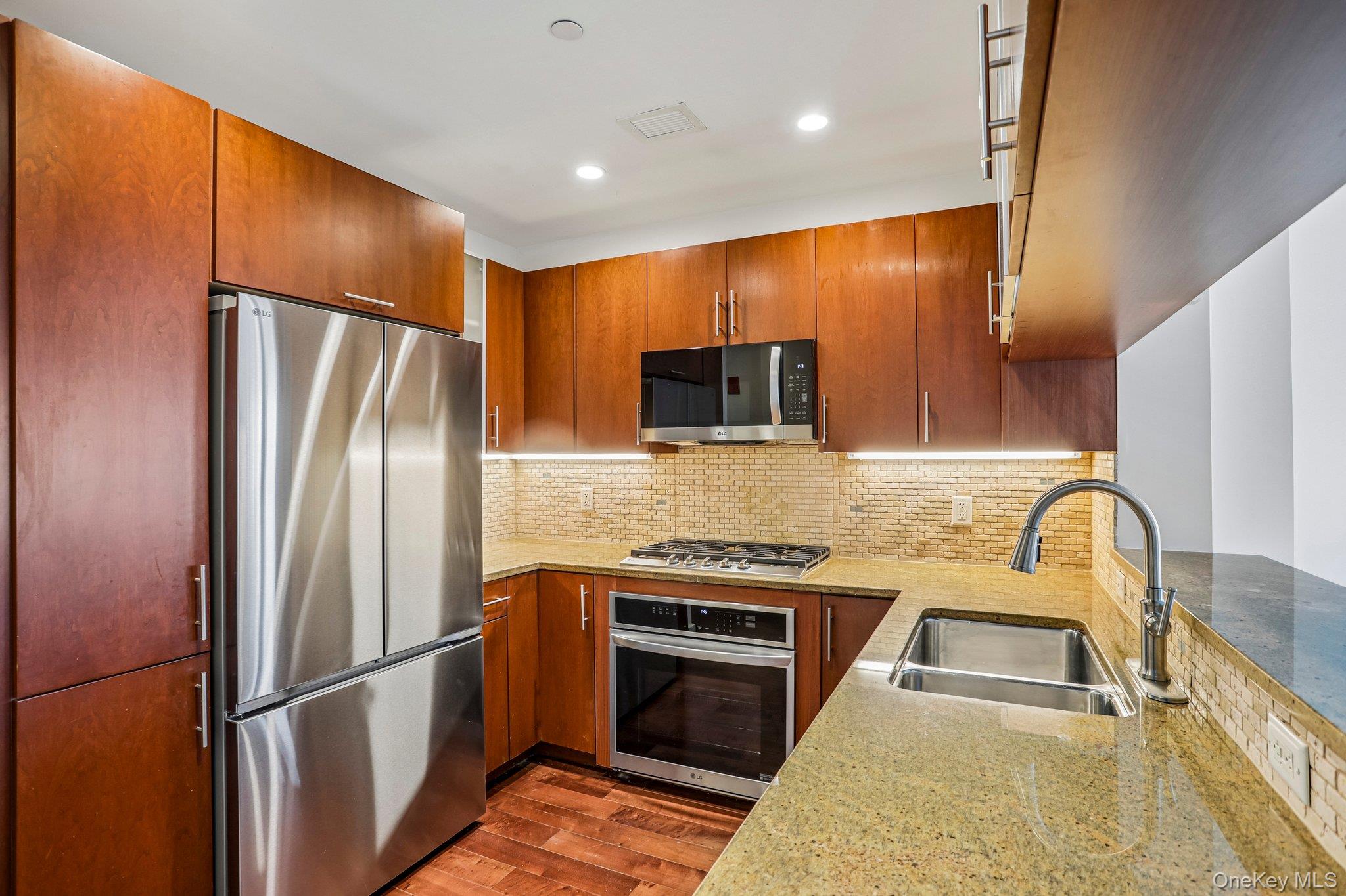 175 Huguenot Street, Unit 2107 photo 21