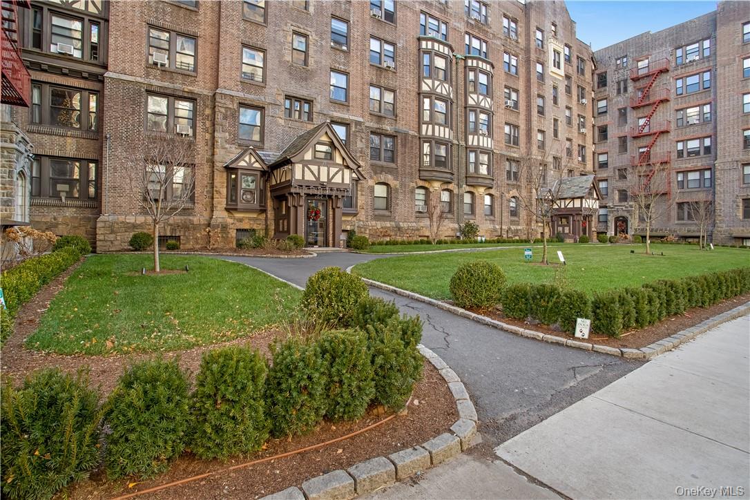 250 Martine Avenue, Unit 2F