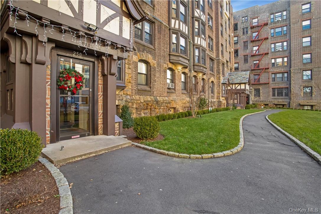 250 Martine Avenue, Unit 2F photo 2
