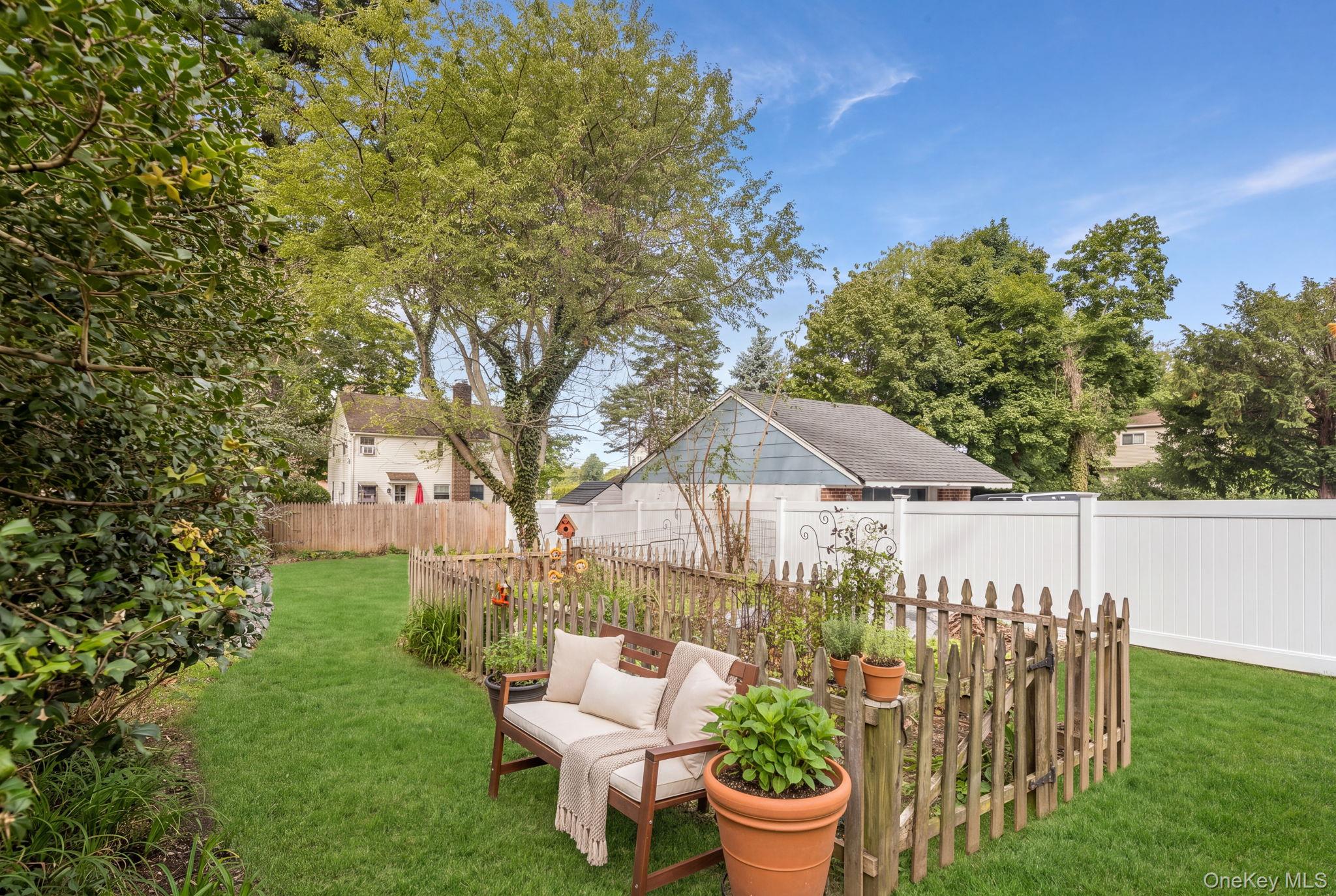 38 Middle Neck Road – For Sale photo 18