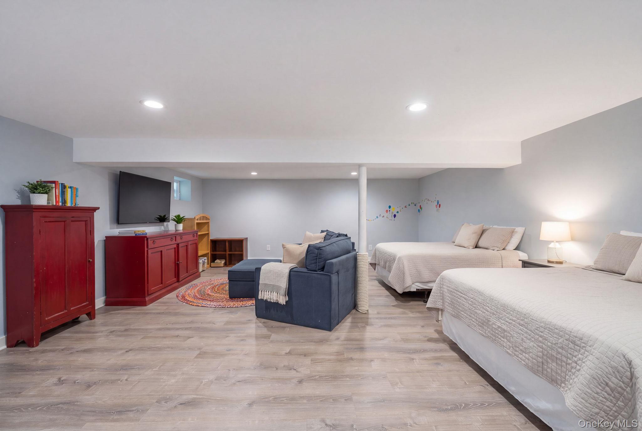 38 Middle Neck Road – For Sale photo 14