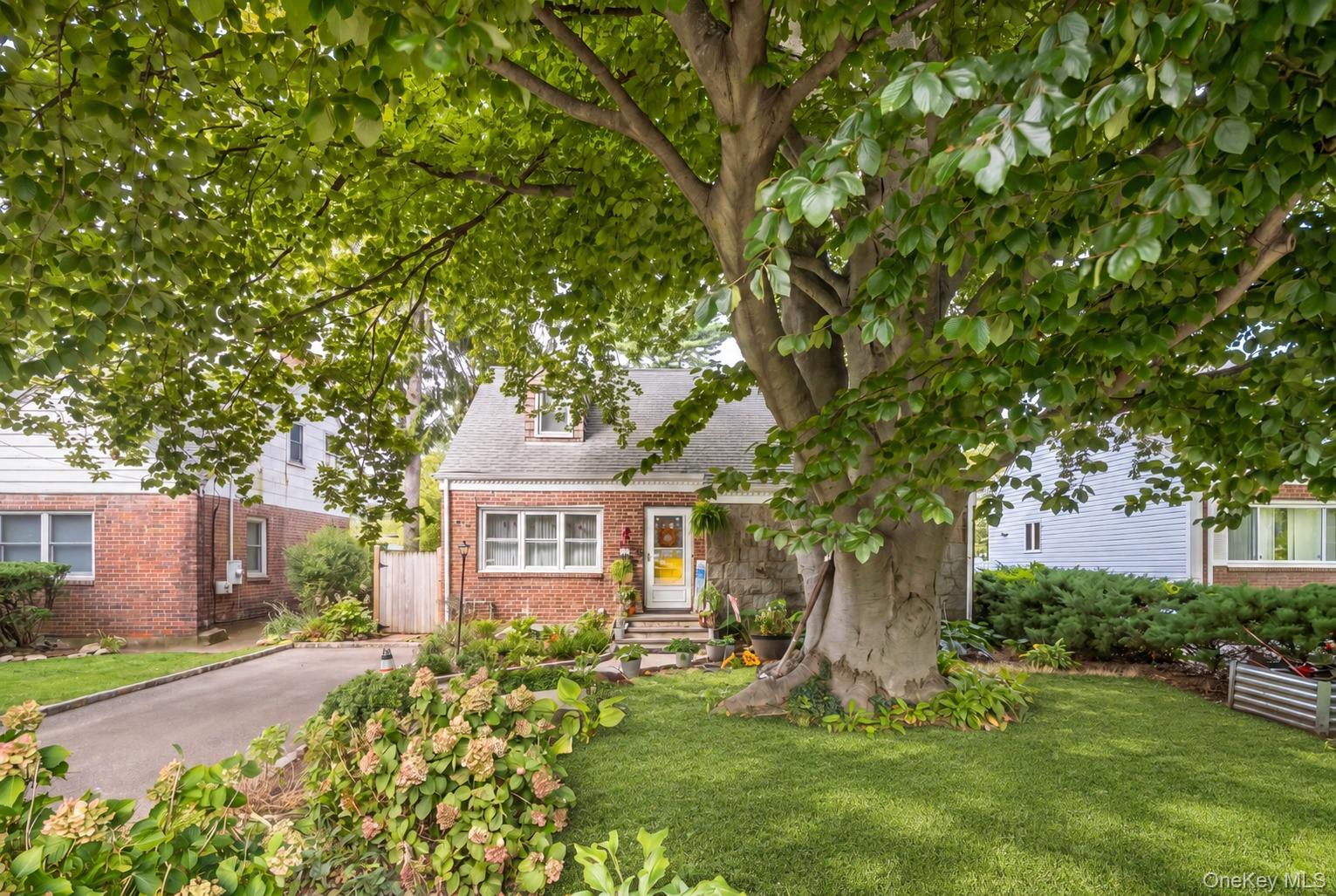38 Middle Neck Road – For Sale