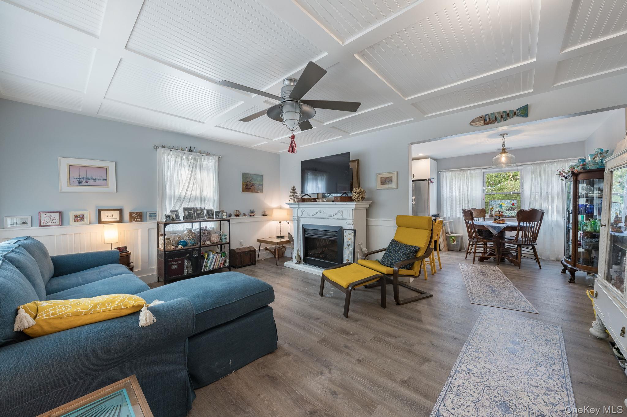38 Middle Neck Road – For Sale photo 2
