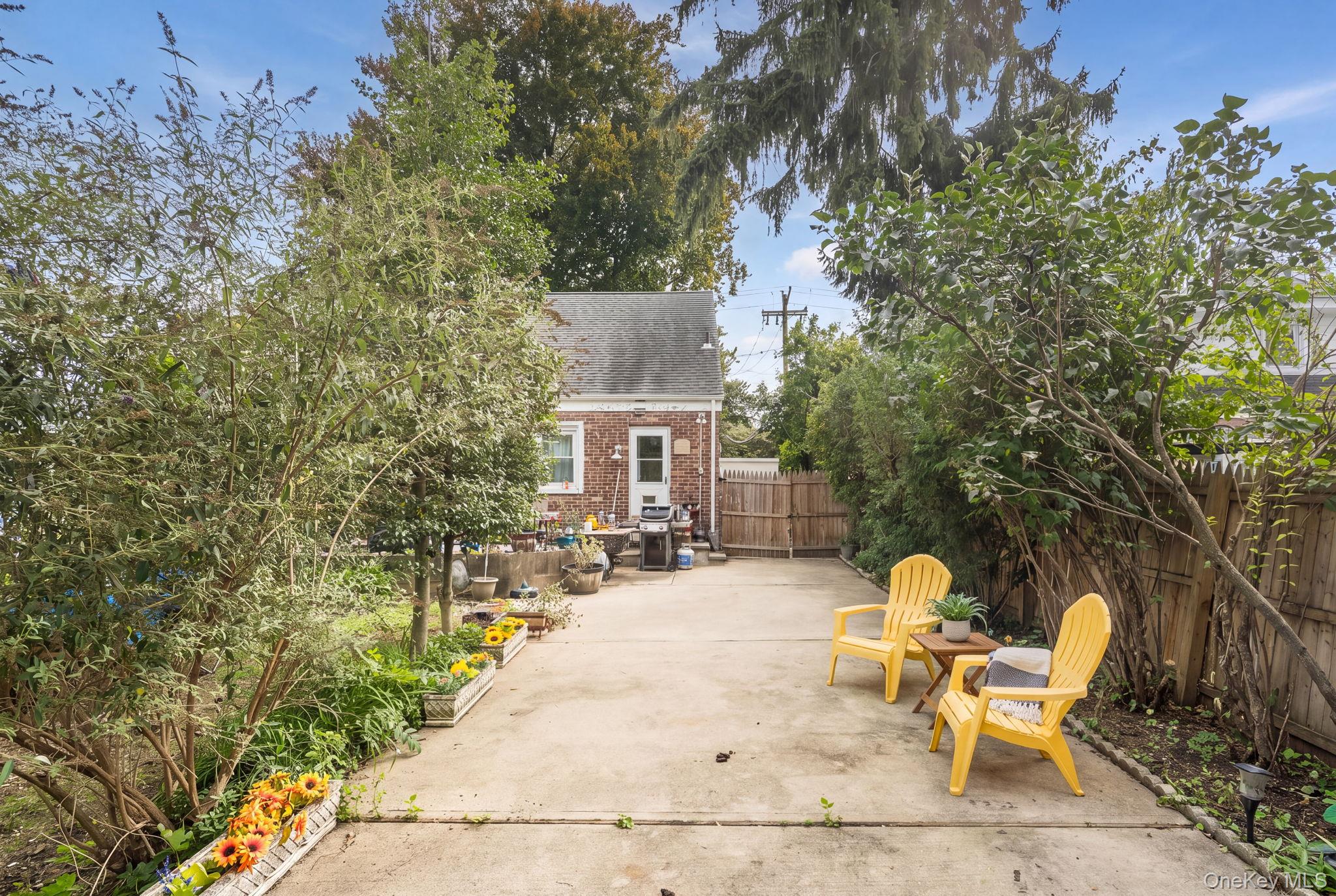 38 Middle Neck Road – For Sale photo 19