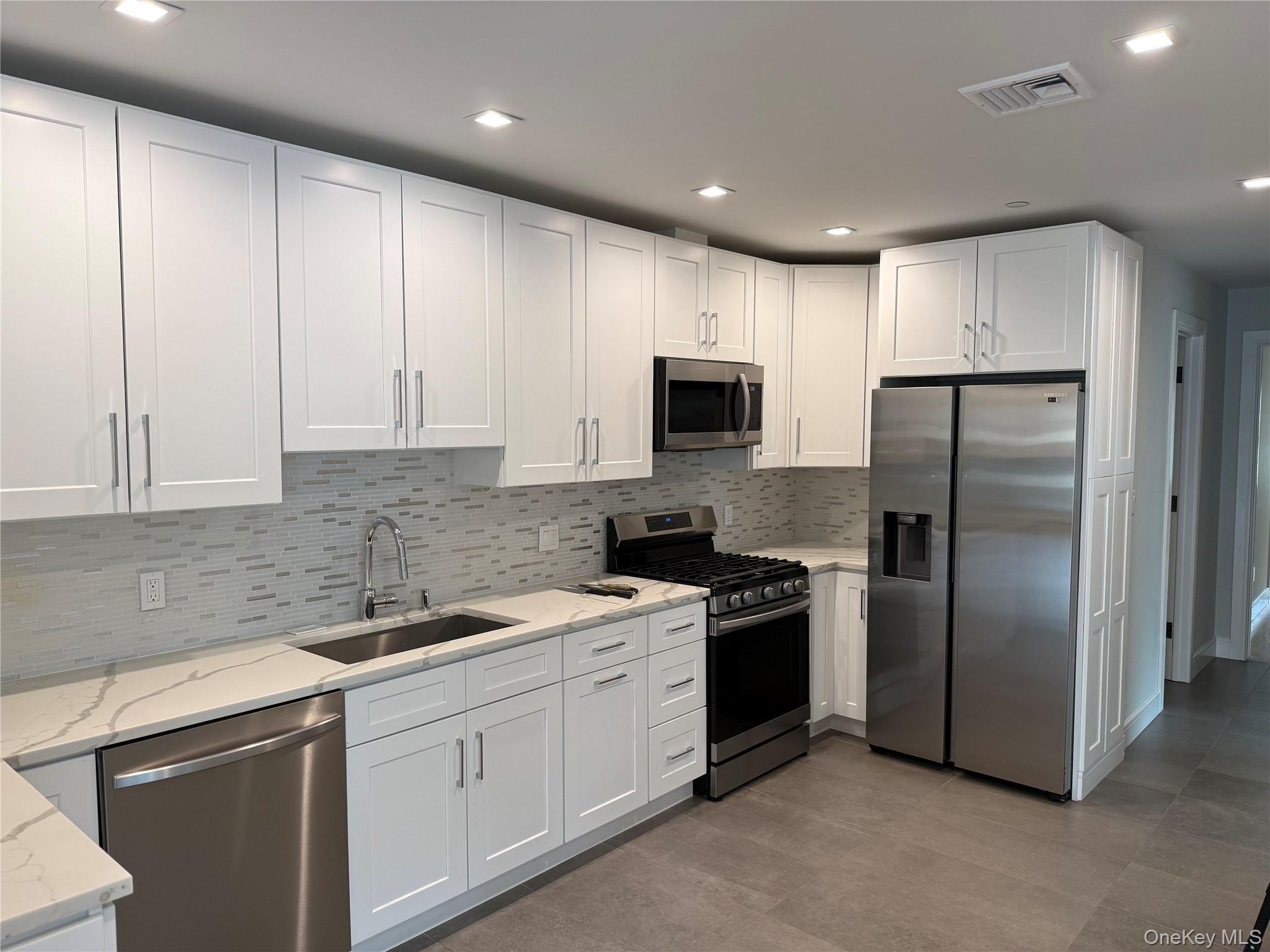 648 E Broadway – For Rent photo 4