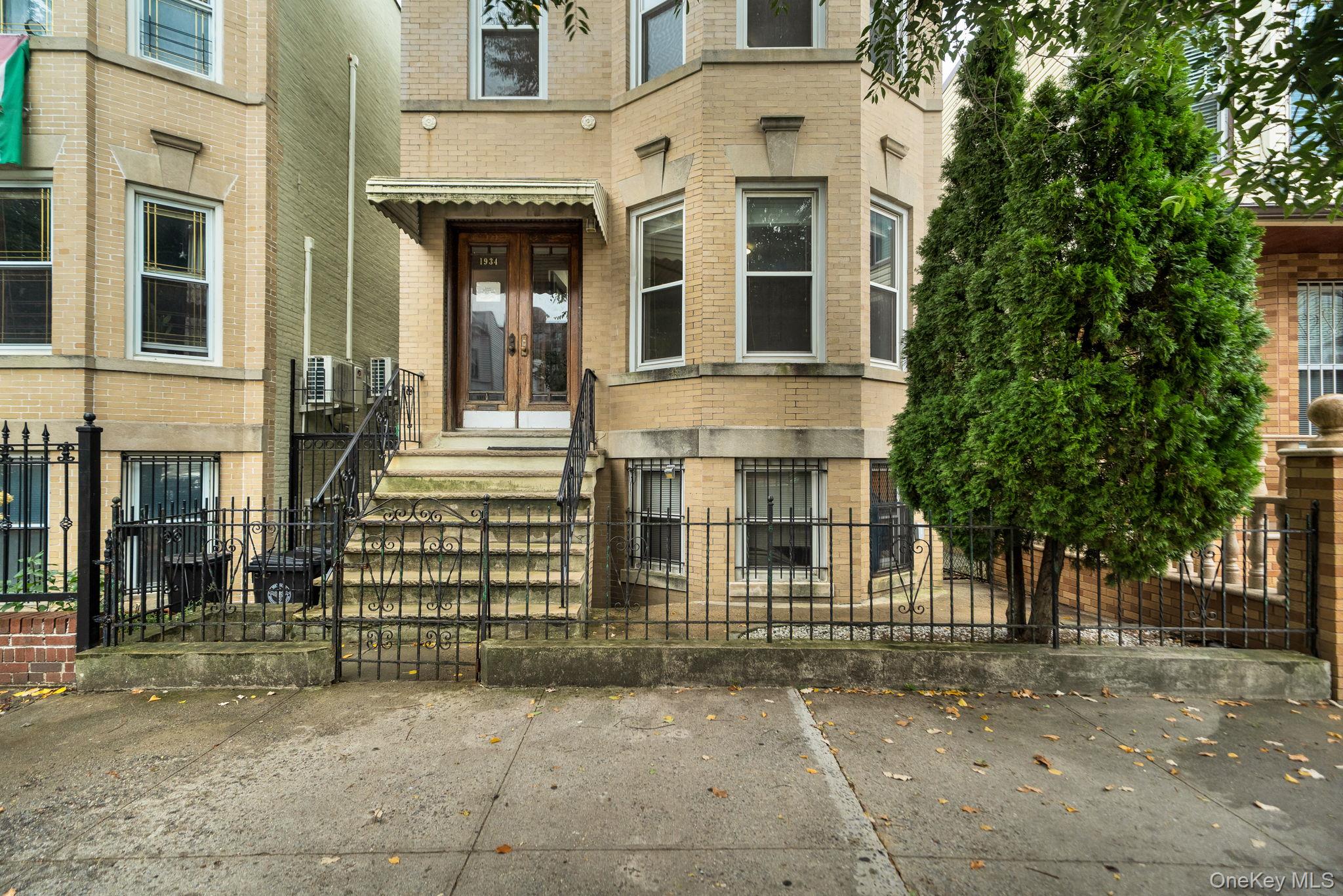 1934 Benedict Avenue – For Sale photo 2