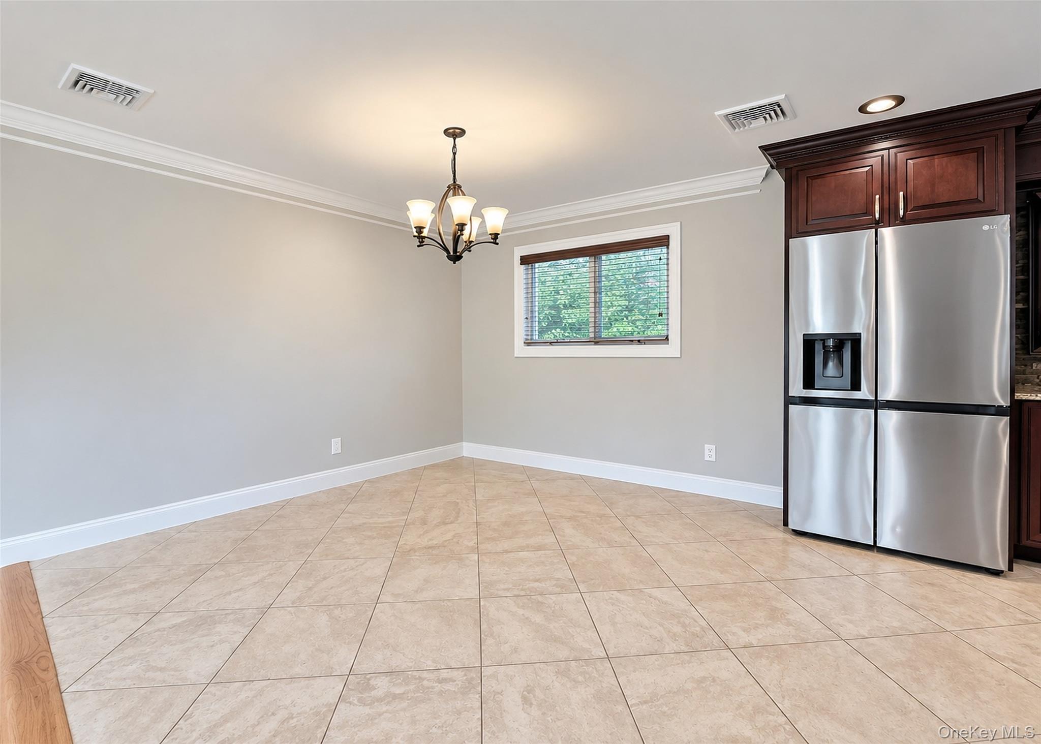 685 Carlls Path – For Sale photo 5