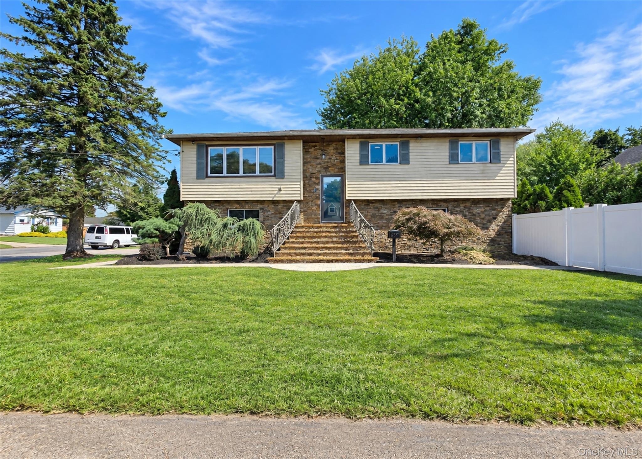 685 Carlls Path – For Sale
