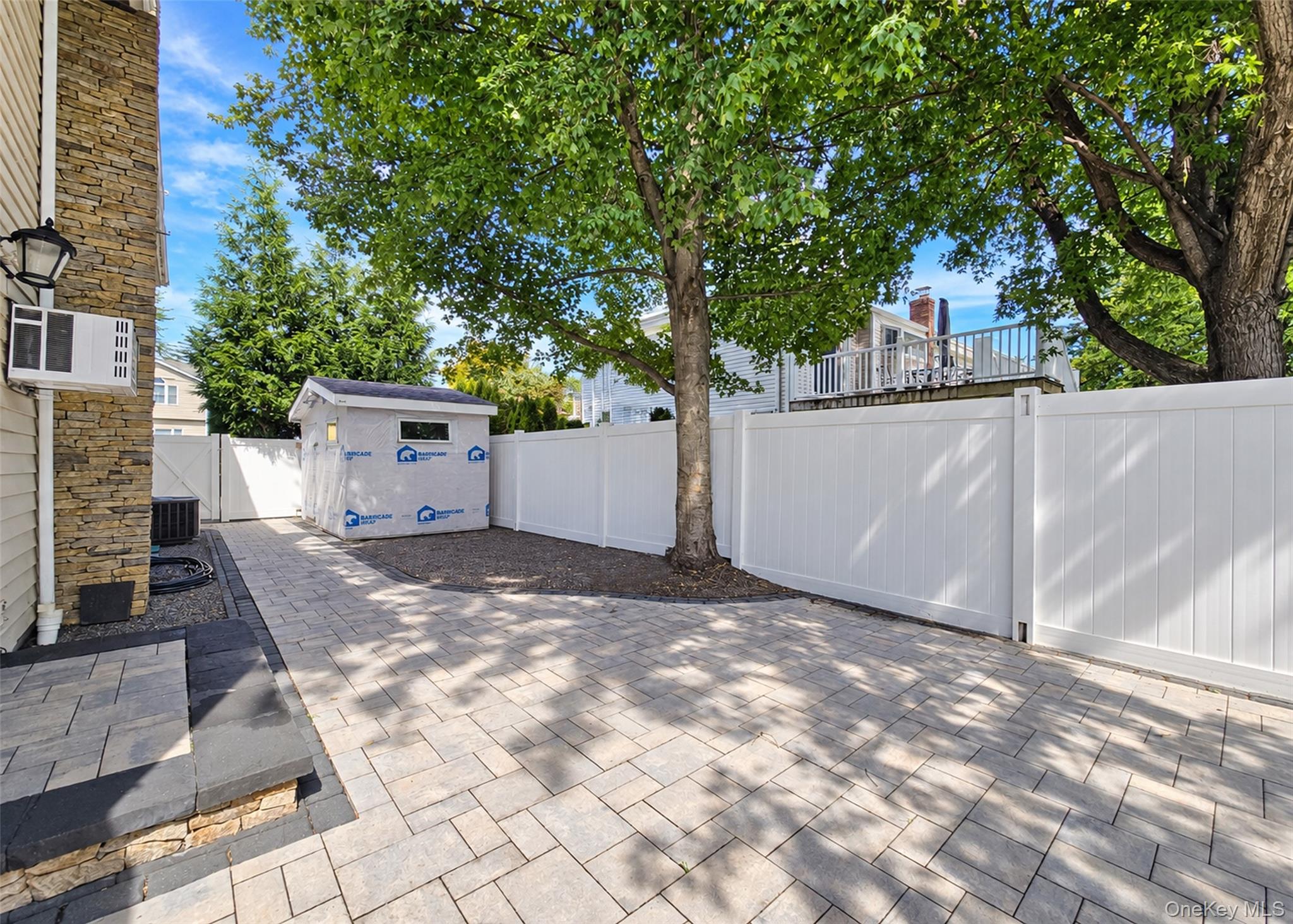685 Carlls Path – For Sale photo 27