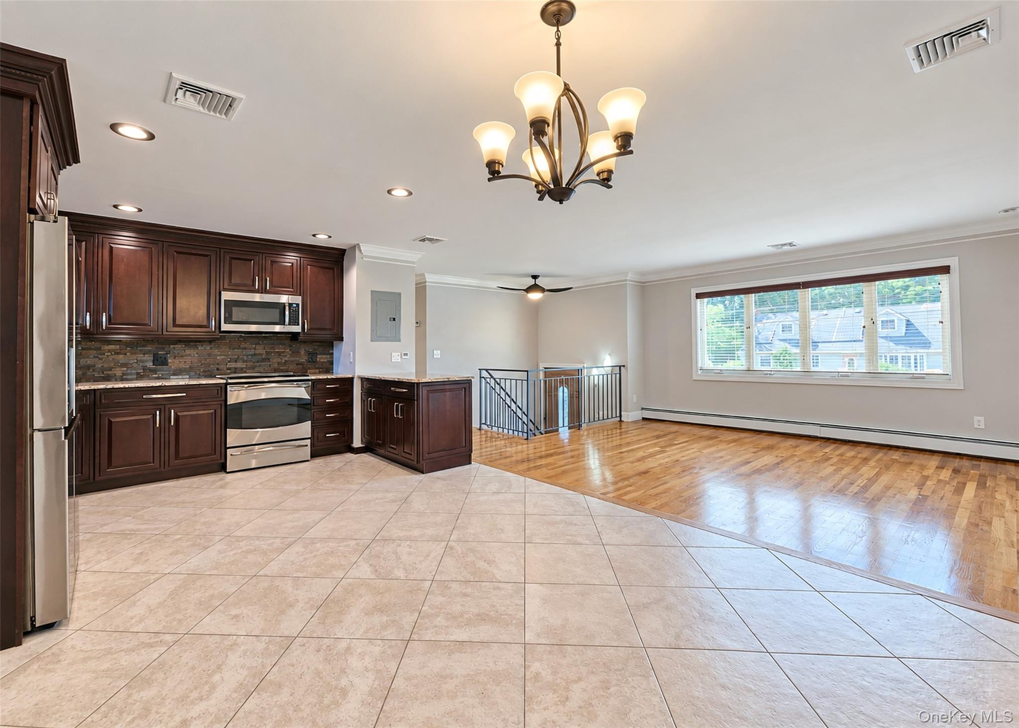 685 Carlls Path – For Sale photo 4