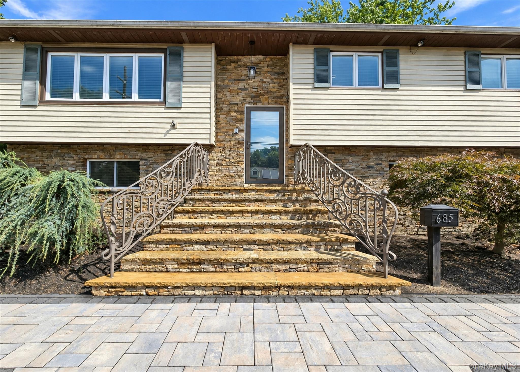 685 Carlls Path – For Sale photo 2