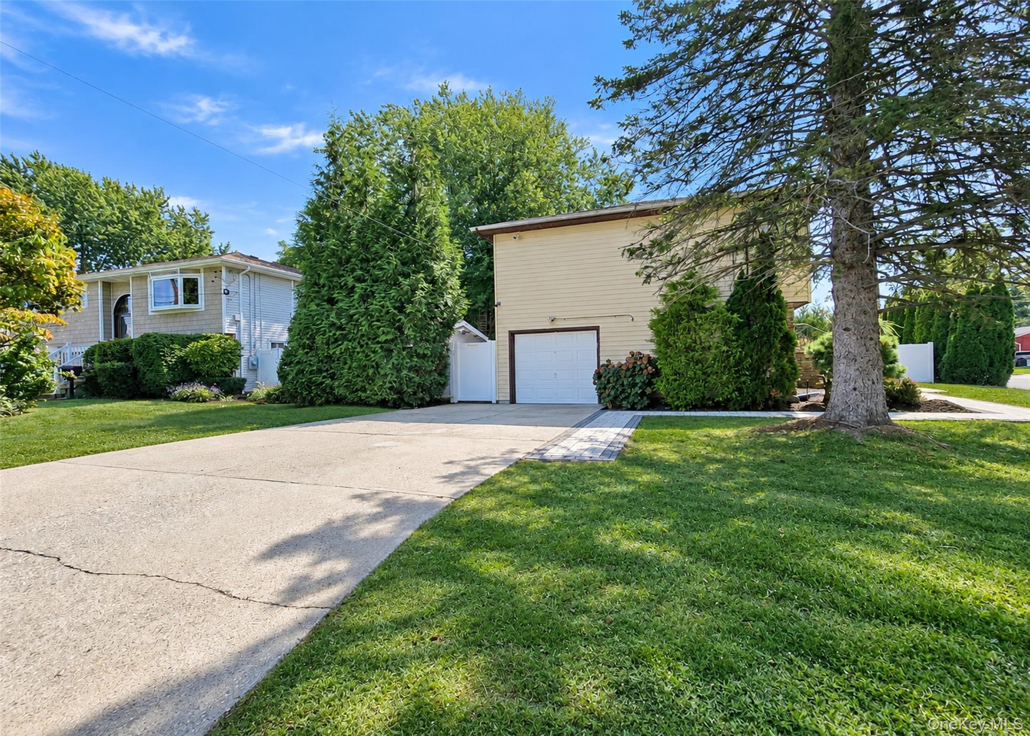685 Carlls Path – For Sale photo 28