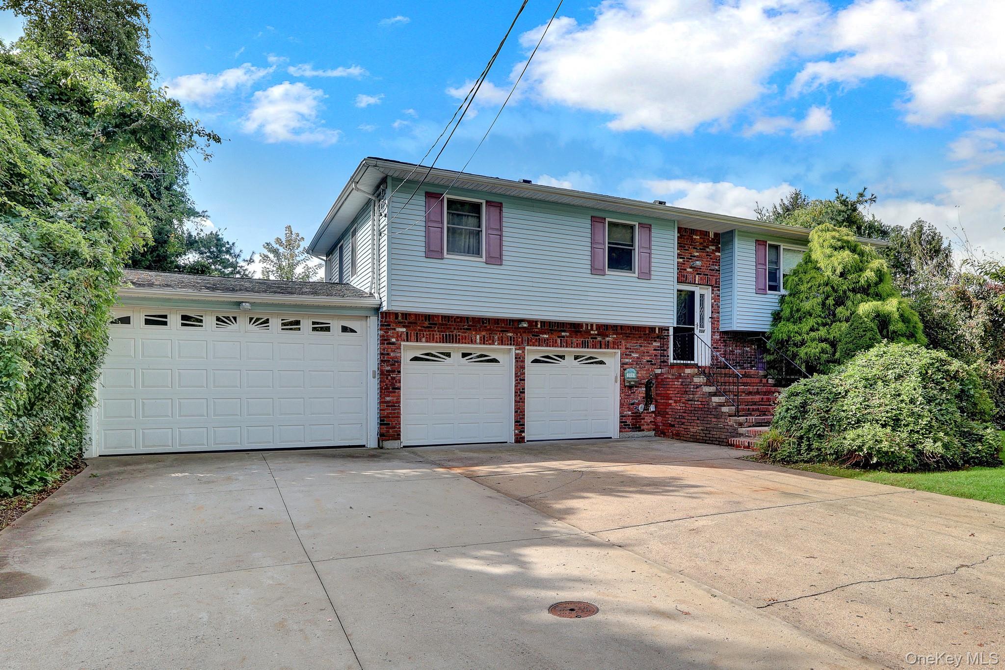 208 Raider Street – For Sale photo 2