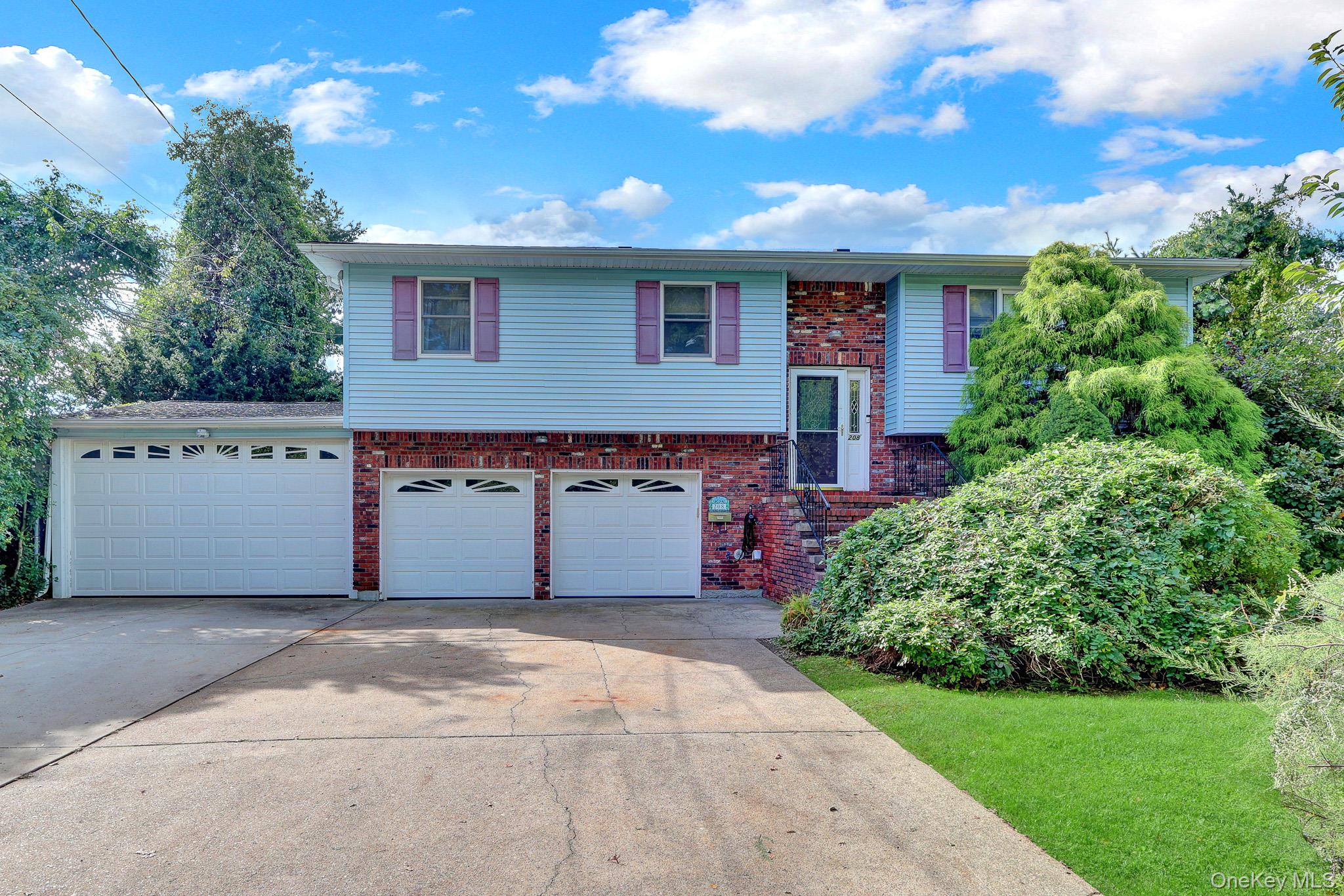 208 Raider Street – For Sale