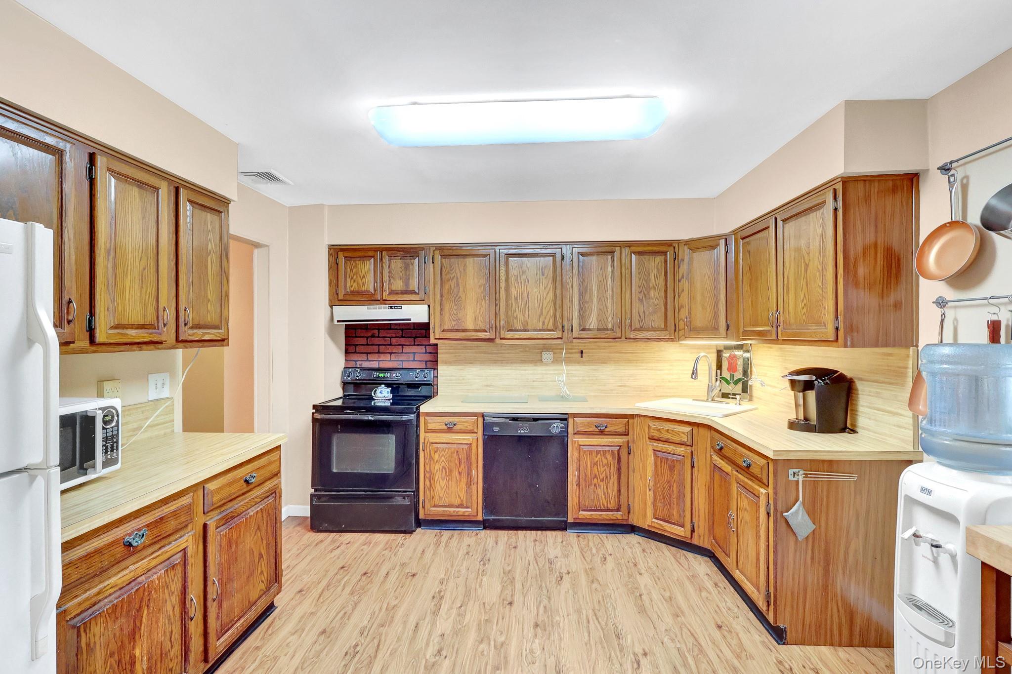 208 Raider Street – For Sale photo 10