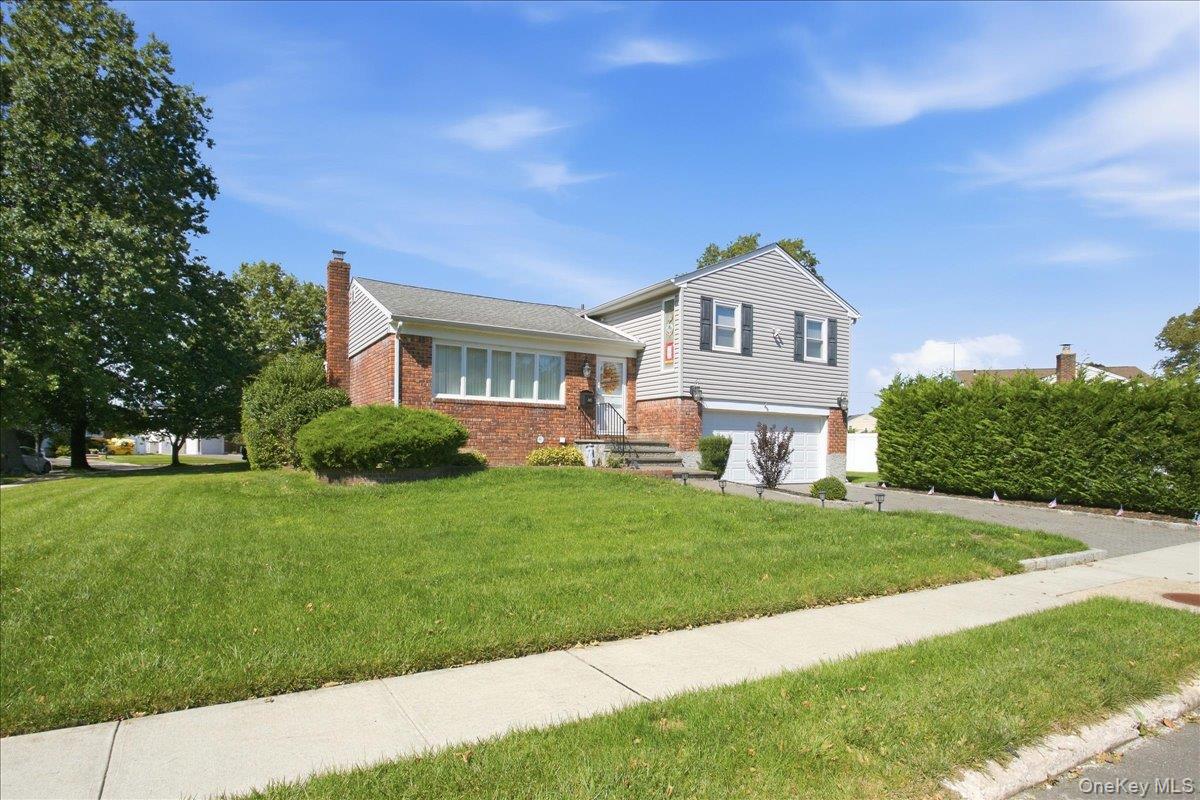 840 Carolyn Court – For Sale photo 2