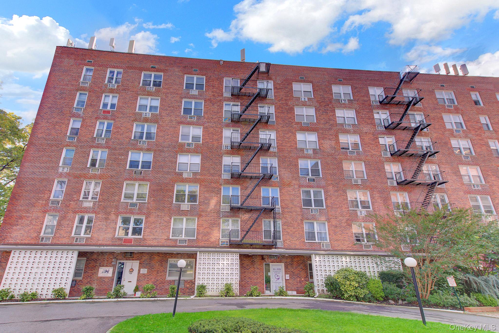 54-44 Little Neck Parkway, Unit 4T photo 2