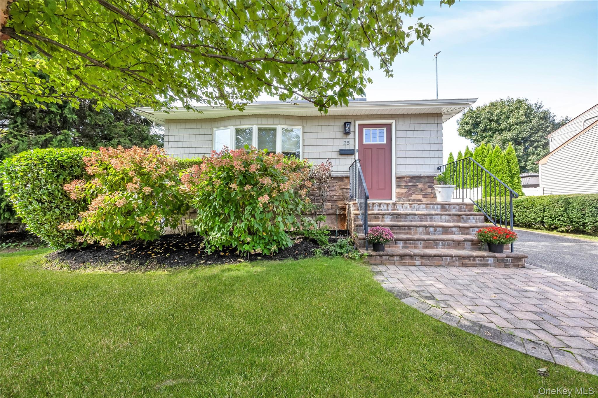 25 Frank Avenue – For Sale photo 2