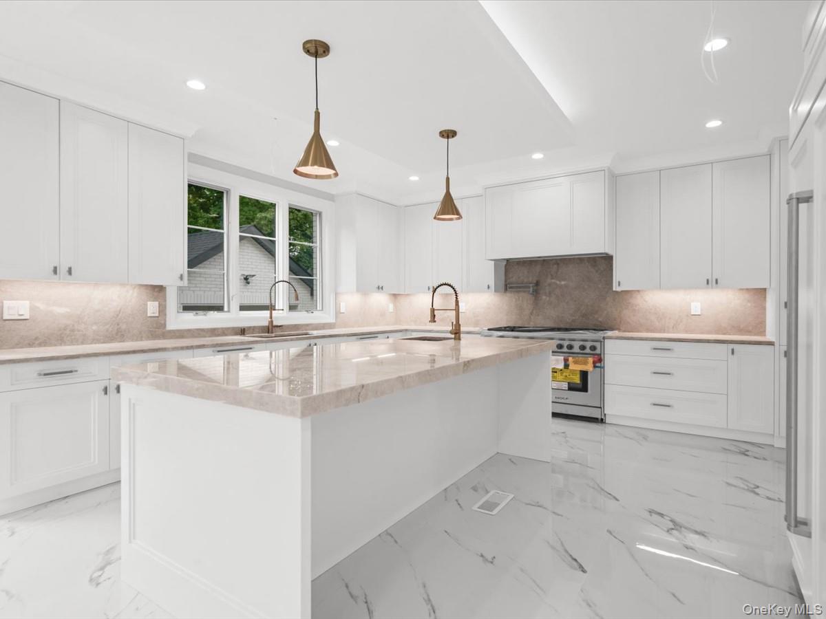 7 Floyd – For Sale photo 11