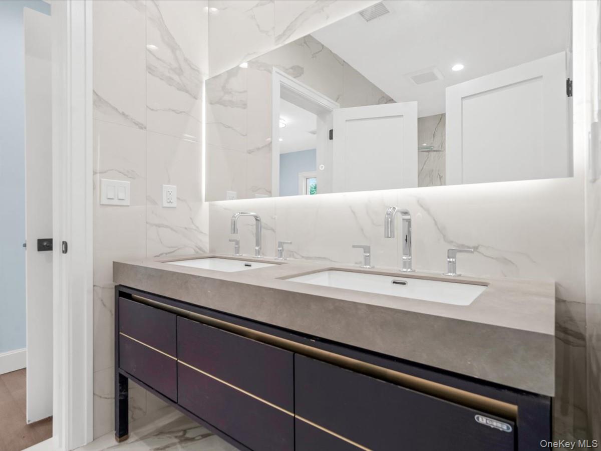 7 Floyd – For Sale photo 26