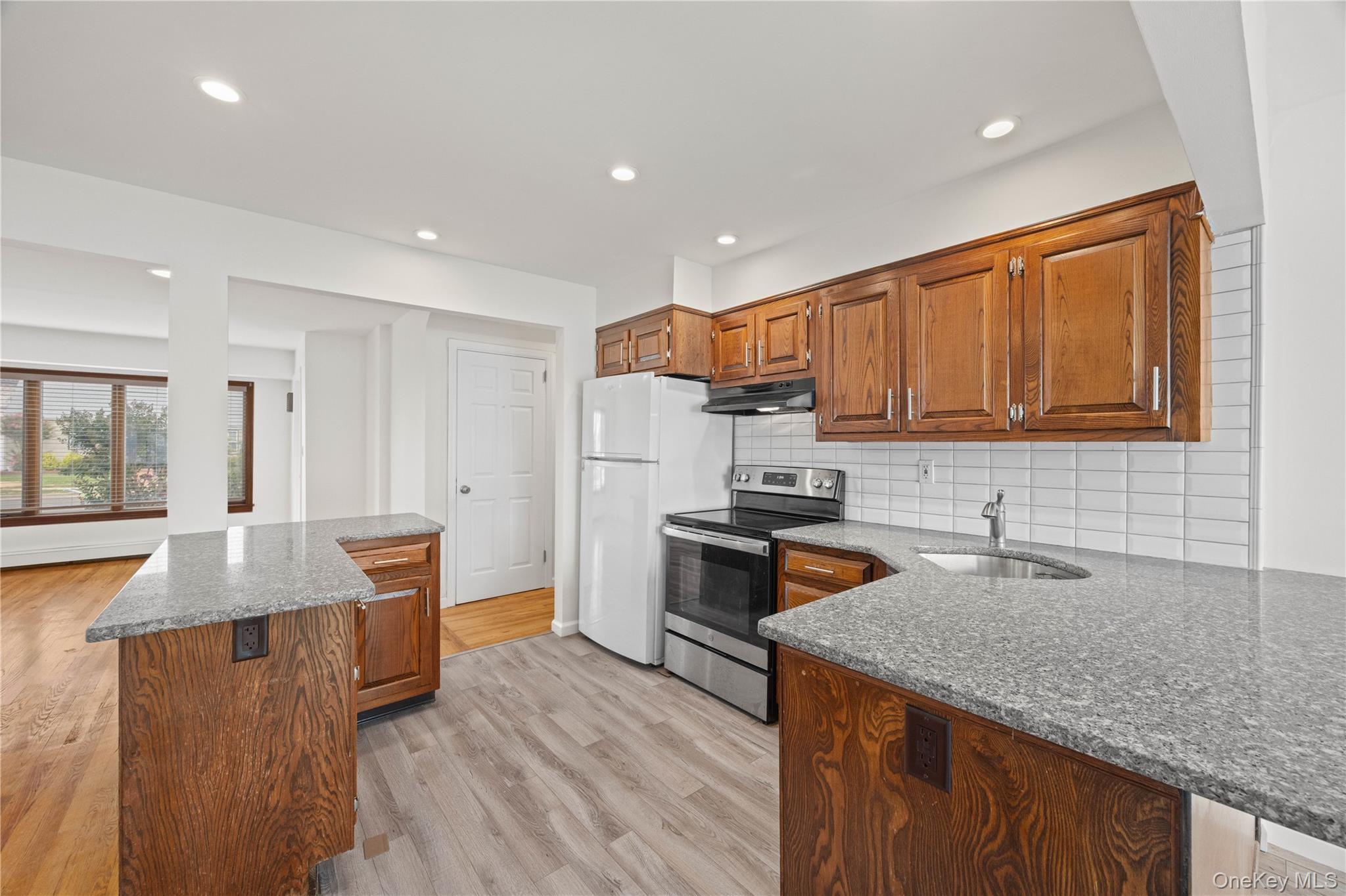 1051 Park Lane N – For Rent photo 9