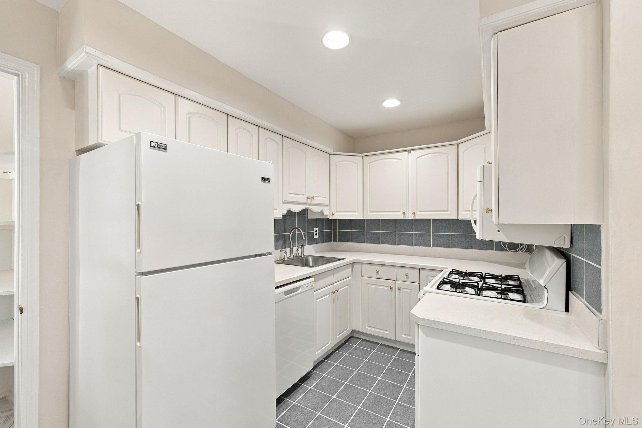 82 Demarest Avenue, Unit 24 photo 8