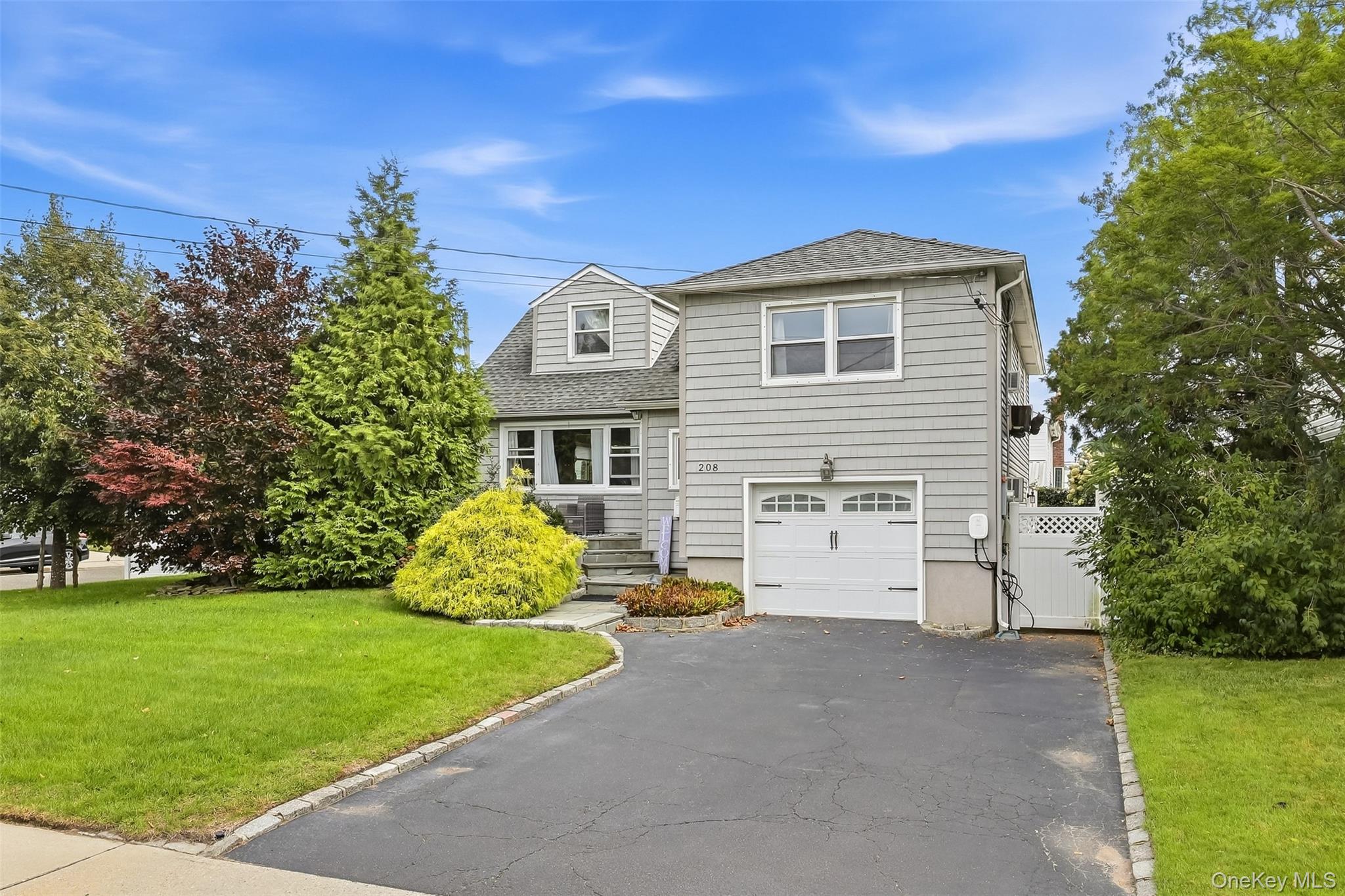 208 Island Parkway W – For Sale photo 2