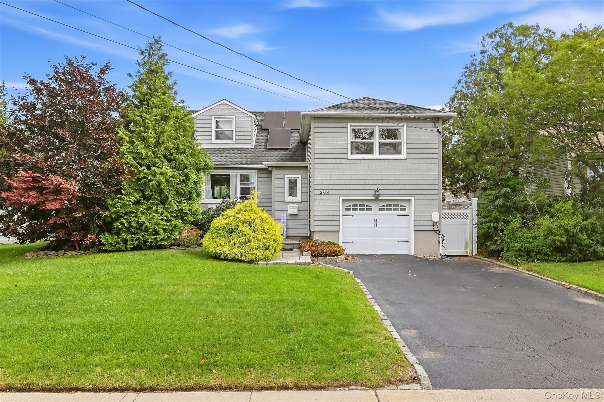 208 Island Parkway W – For Sale