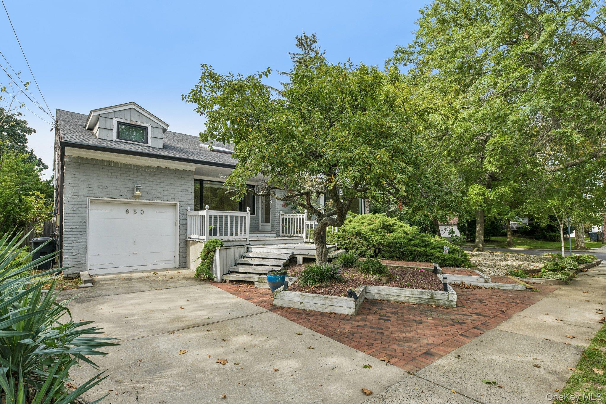 850 Oliver Street – For Sale