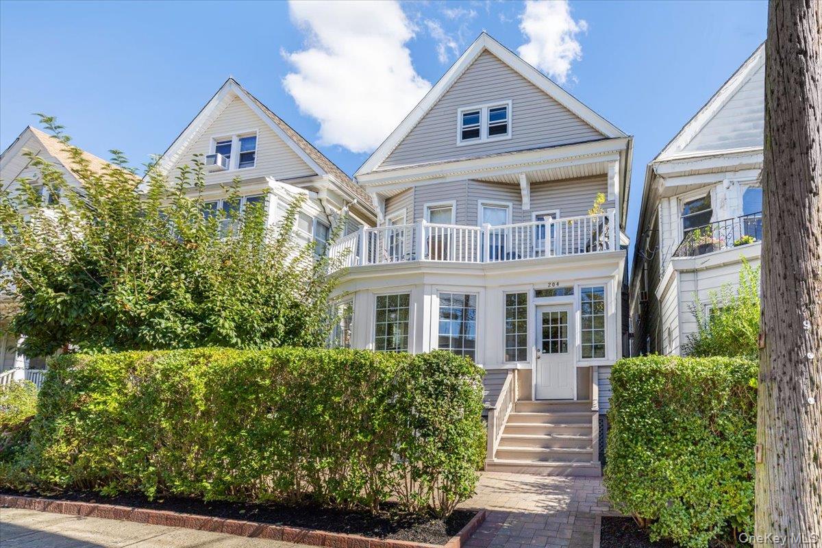 204 Voss Avenue – For Sale