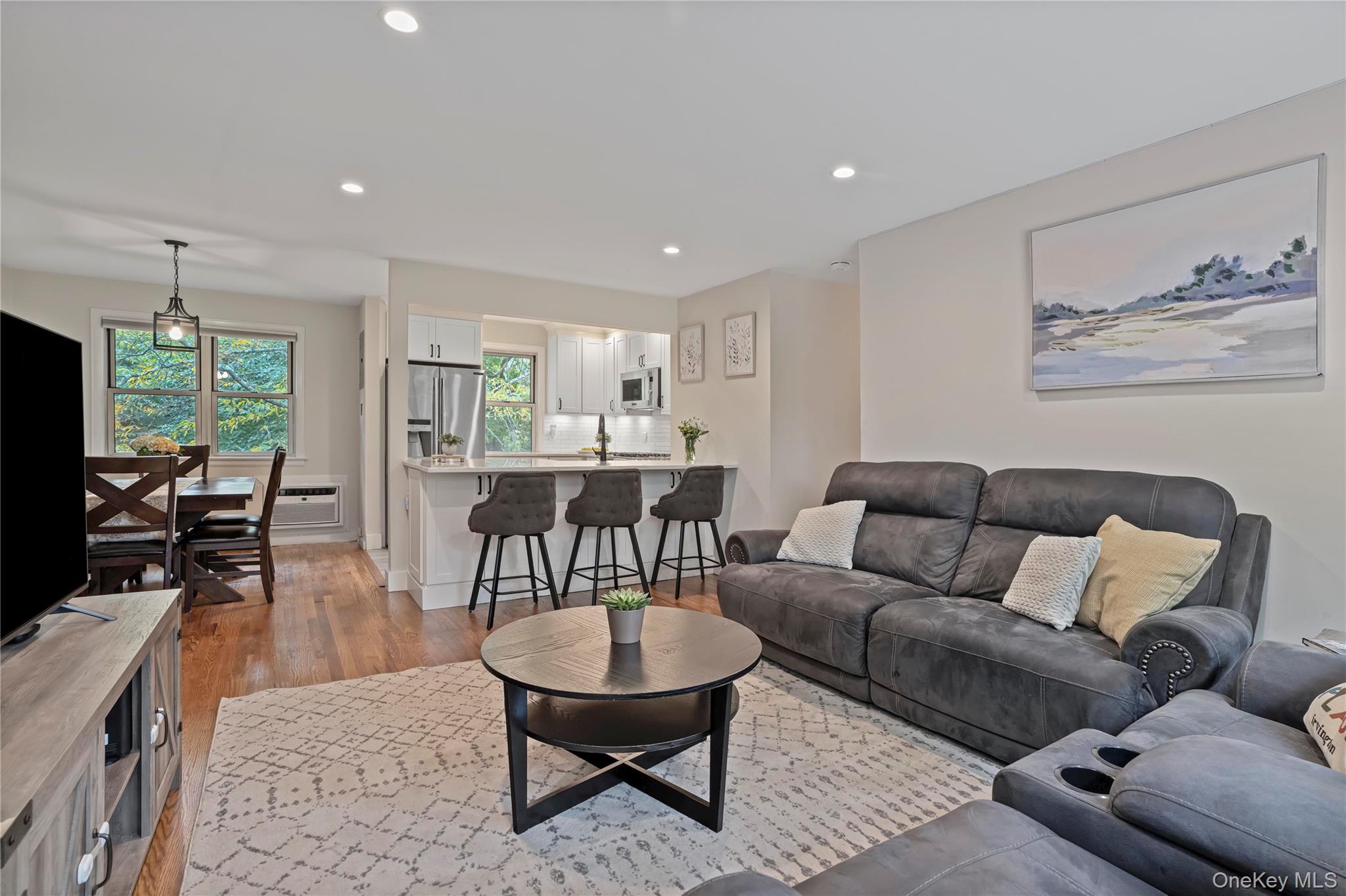135 S Buckhout Street, Unit 135 photo 3