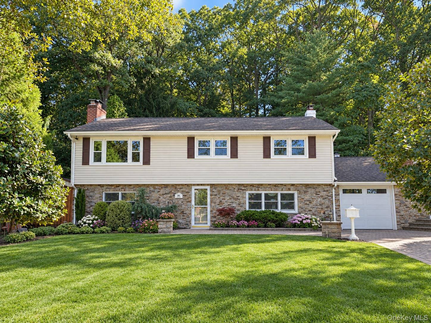 86 Iceland Drive – For Sale photo 2