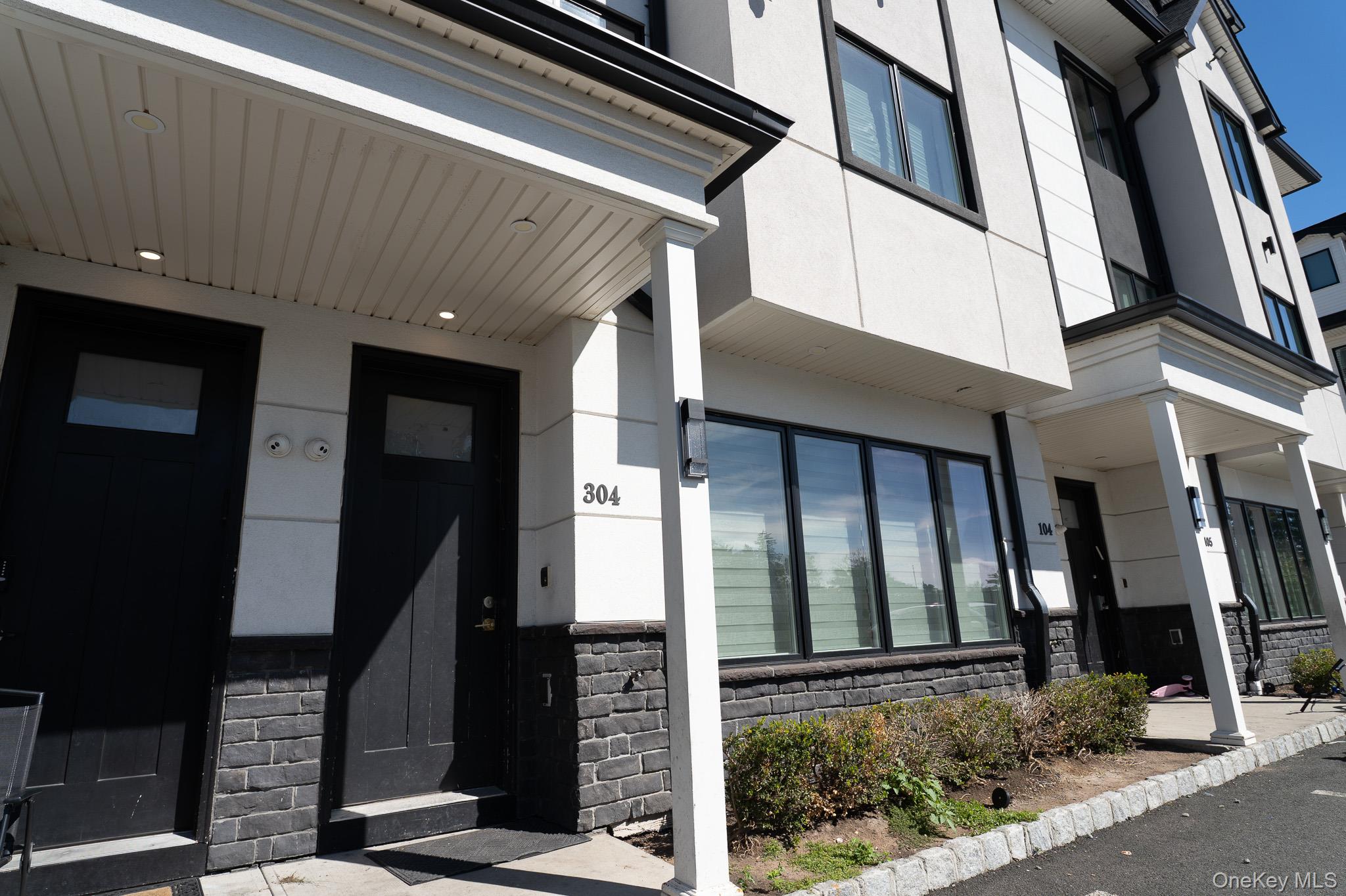 18 Twin Avenue, Unit 304 photo 2
