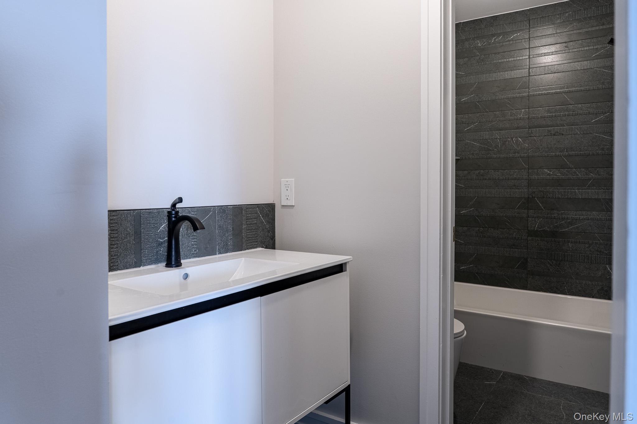 18 Twin Avenue, Unit 304 photo 20