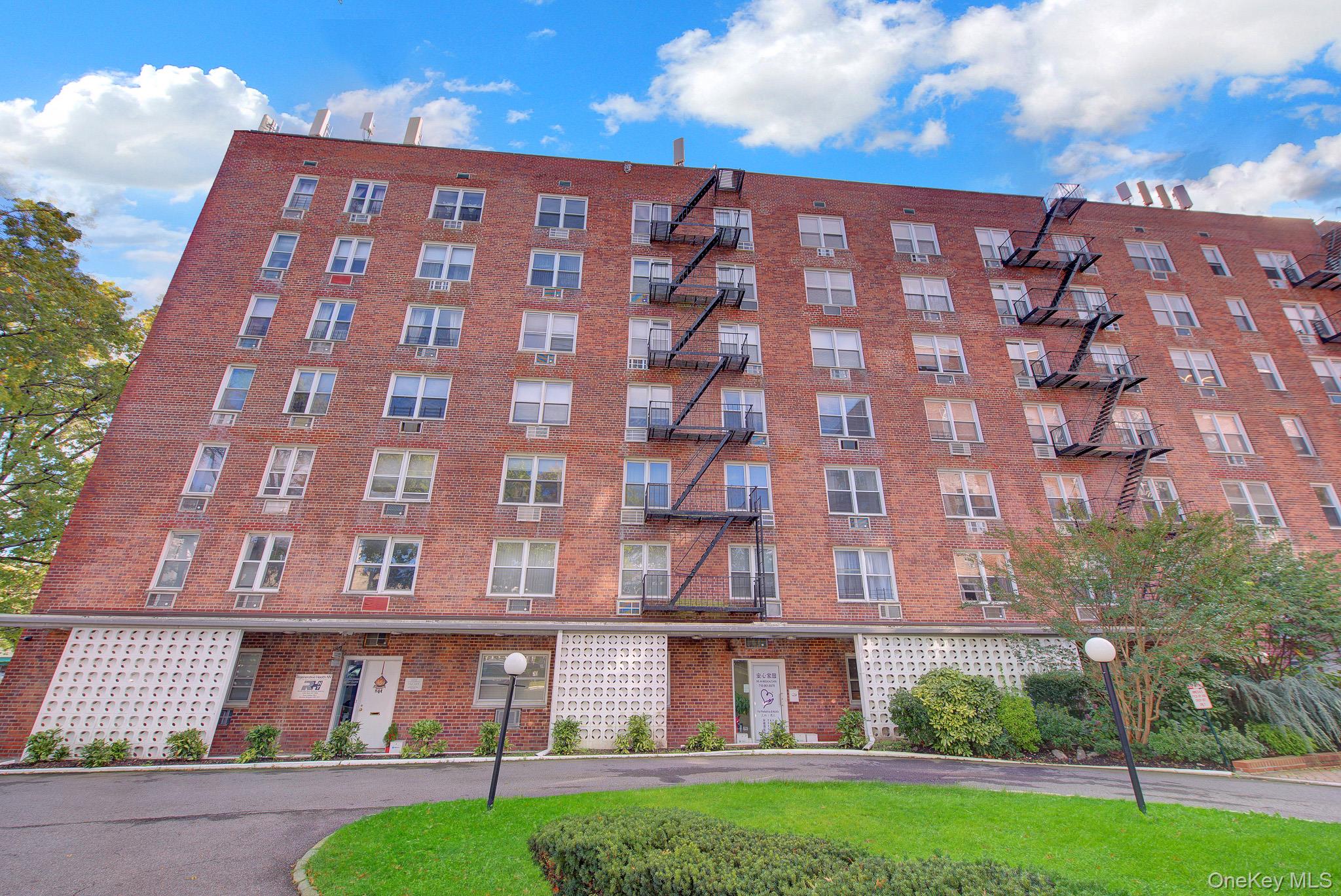 54-40 Little Neck Parkway, Unit 6M photo 2