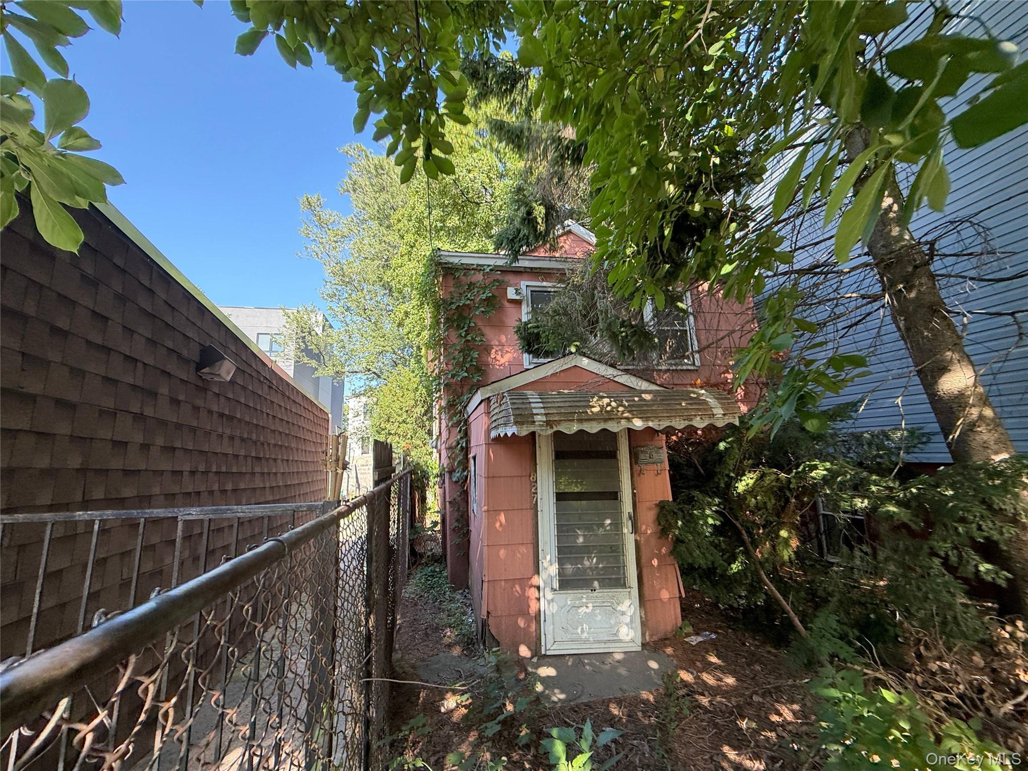 827 Pine Street – For Sale