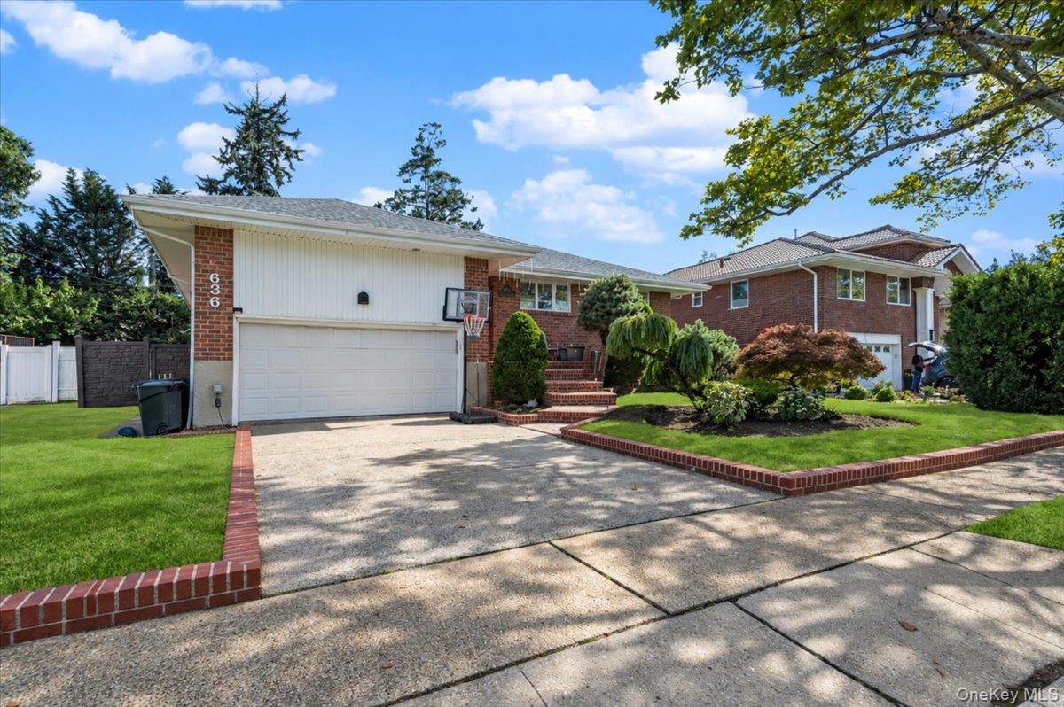 636 Diane Place – For Sale photo 2