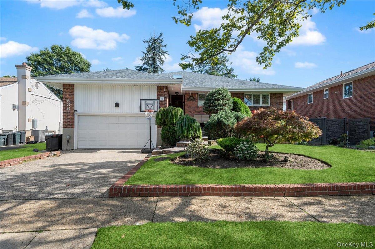 636 Diane Place – For Sale