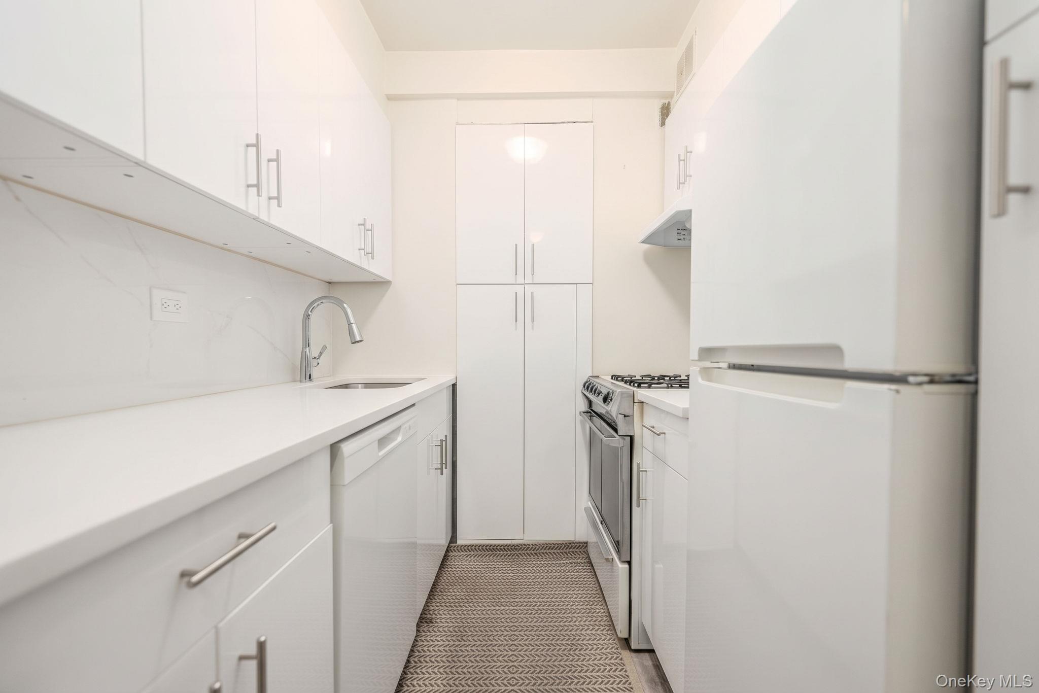 141 E 55th Street, Unit 4H photo 4