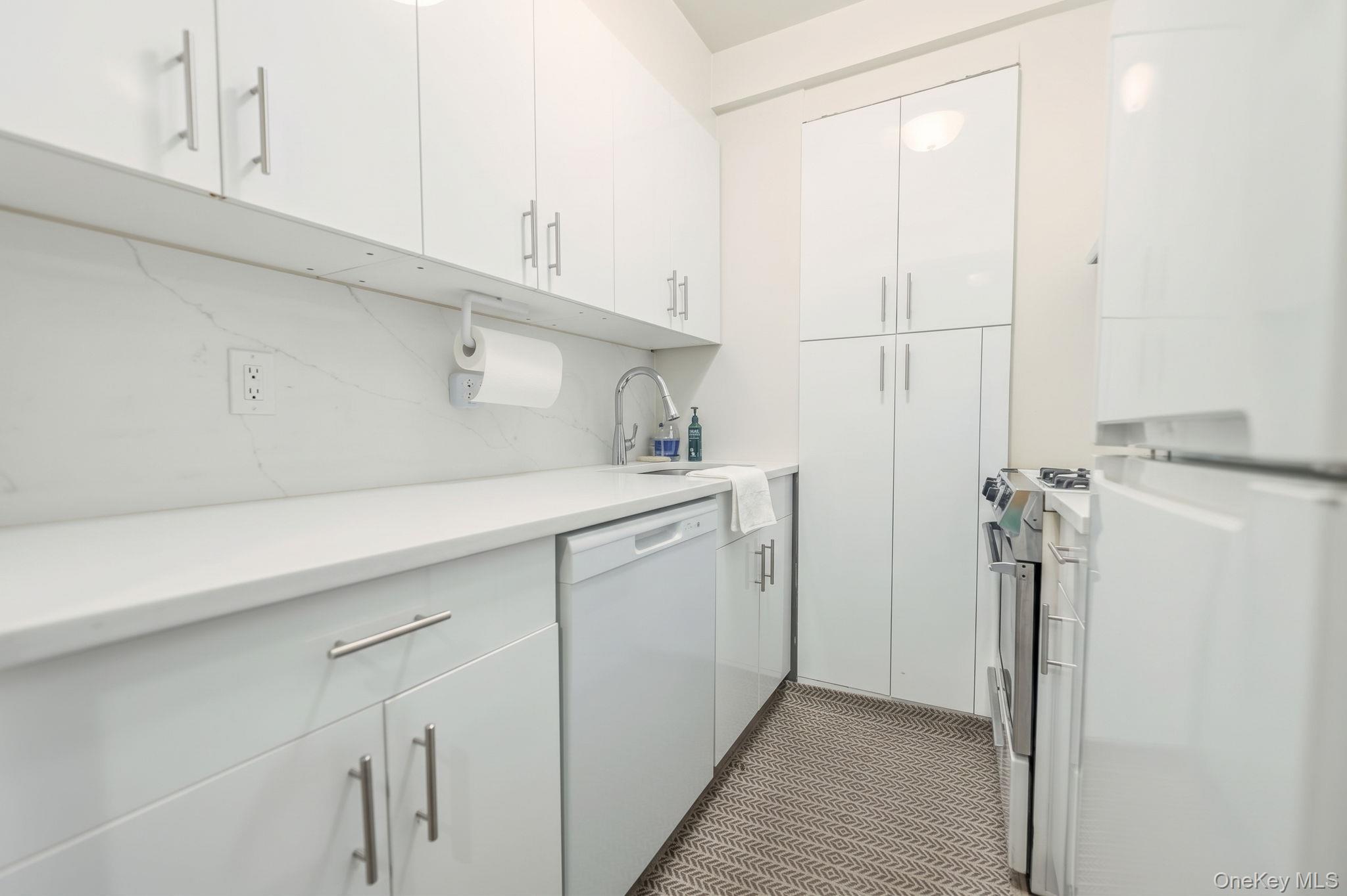 141 E 55th Street, Unit 4H photo 5