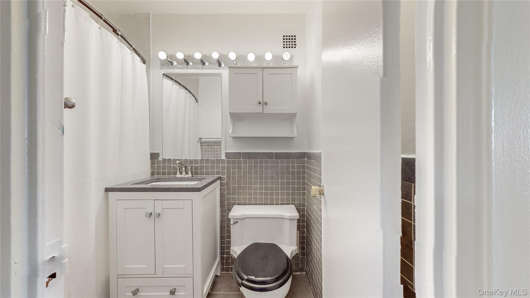6120 Grand Central Parkway, Unit A704 photo 10