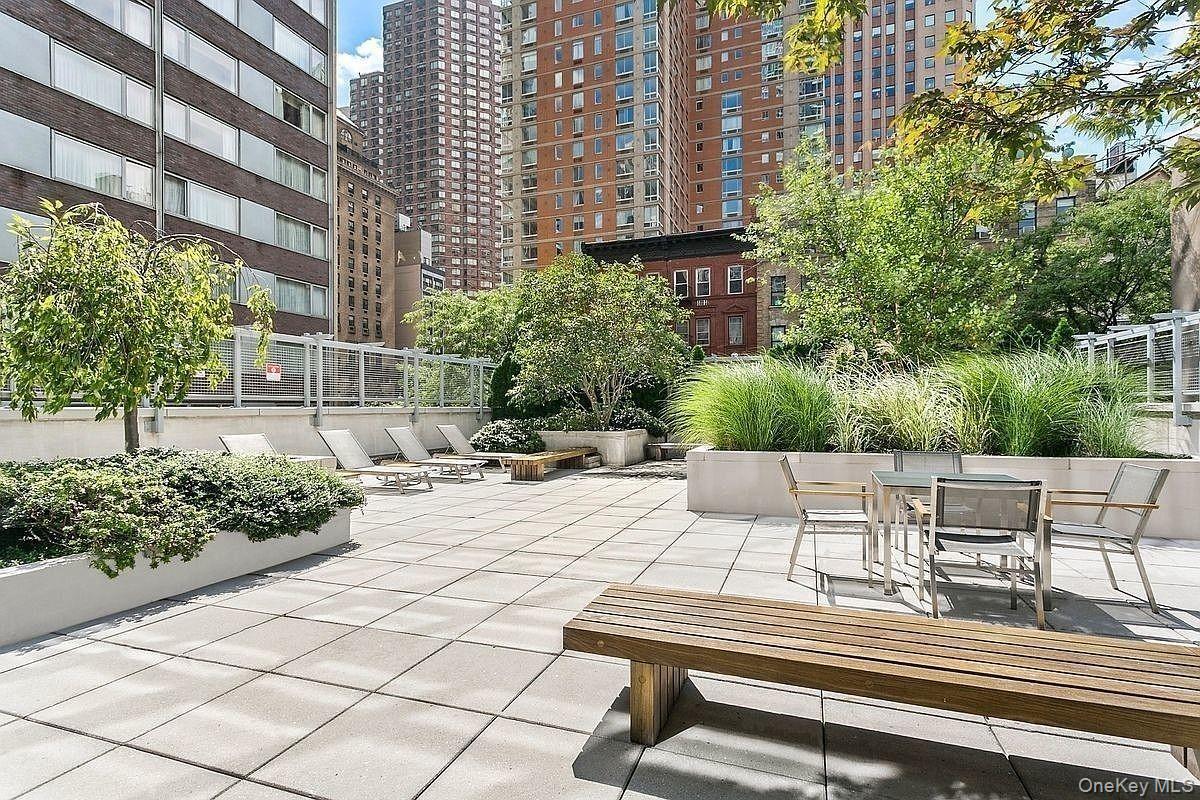 310 W 52nd Street, Unit 35A photo 5