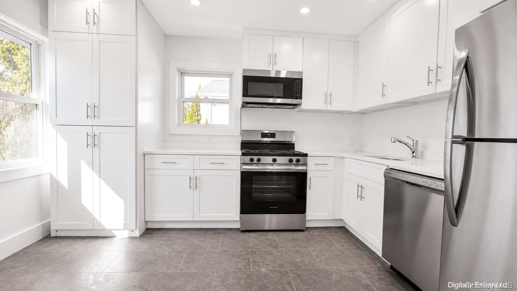 43 Yennicock Avenue, Unit 2 photo 6